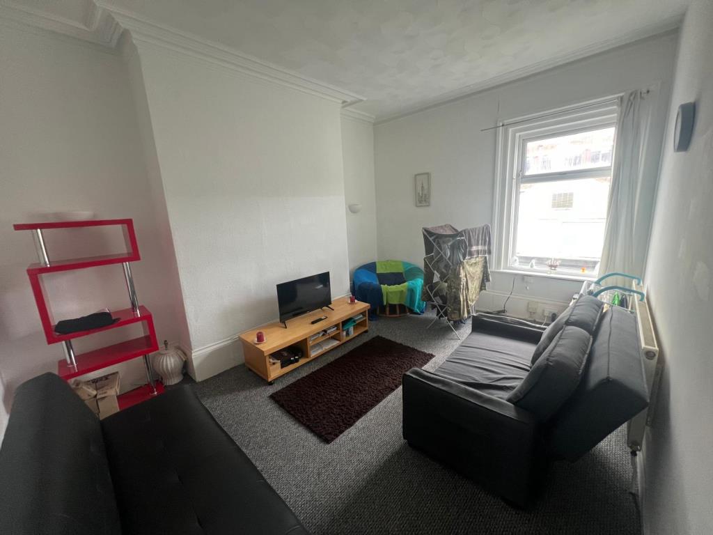 Lot: 10 - FREEHOLD MIXED COMMERCIAL AND RESIDENTIAL INVESTMENT - Example of one of the flats living room